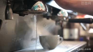 在咖啡馆里，年轻的咖啡师正在用专业的咖啡工具冲泡浓咖啡